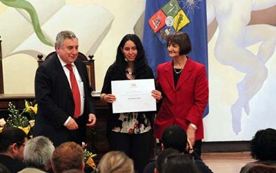 Rosita recibiendo reconocimiento de manos del rector, Ennio vivaldi y Rosa Devés, vicerrectora de Asuntos Académicos.