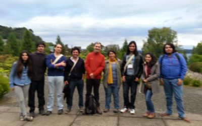 Estudiantes y académicos asistieron al Congreso de Sociedades en Puerto Varas. En la foto junto al presidente de la Sociedad de Botánica de Chile, Sebastián Tellier.