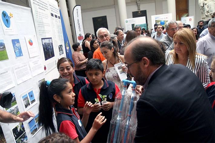 La Universidad de Chile está muy involucrada en desarrollar estudios, investigacionesy conocimiento respecto de la situación del agua en Chiue y sus posibles soluciones.