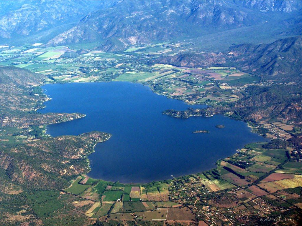 La Laguna Aculeo está ubicada en la comuna de Paine, provincia de Maipo. Su espejo de agua tenía 12 km2. 