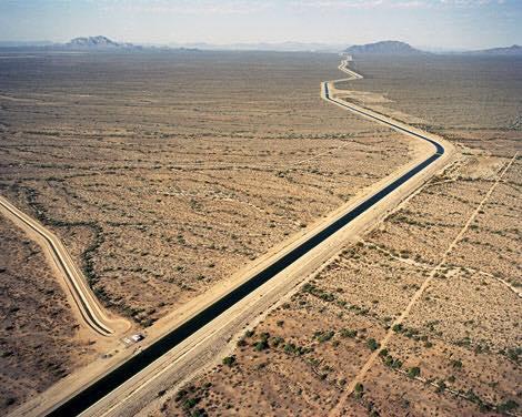 En Arizona, Estados Unidos, el sistema de gestión se basa en la importación de agua desde el río Colorado, mediante una gran carretera hídrica que distribuye el recurso.