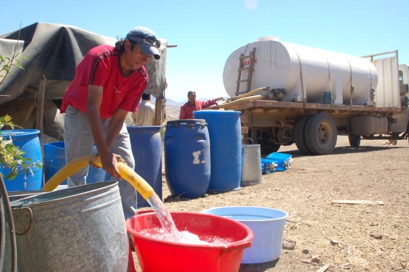 En el mes de febrero de este año 61 comunas del país no tuvieron agua. Diversas localidades recurrieron a los camiones aljibes para satisfacer la necesaria demanda.