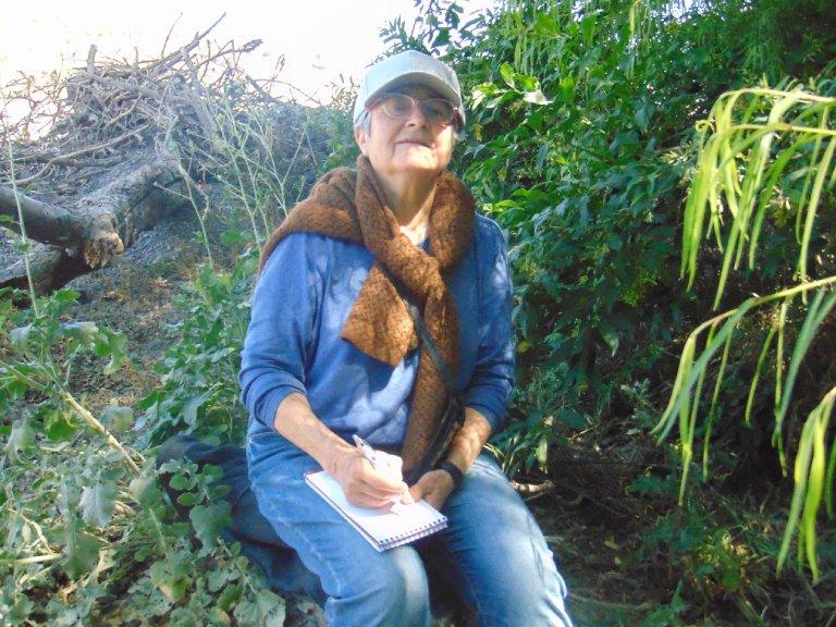 La investigadora Matilde López en terreno en los humedales del río Maipo.