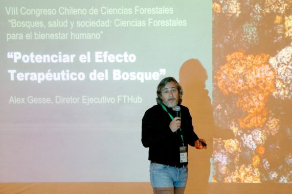 Alex Gesse en el VIII Congreso Chileno de Ciencias Forestales en la Casa Central de la U. de Chile. 