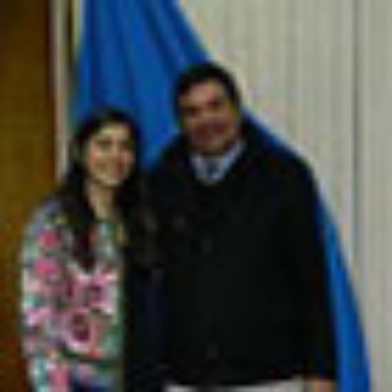 Nicole García junto a su prof. guía Roberto Garfias