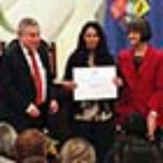 Rosita recibiendo reconocimiento de manos del rector, Ennio vivaldi y Rosa Devés, vicerrectora de Asuntos Académicos.