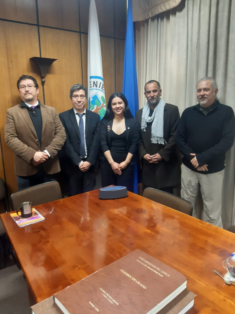 Bernardita Navarrete junto con la comisión evaluadora