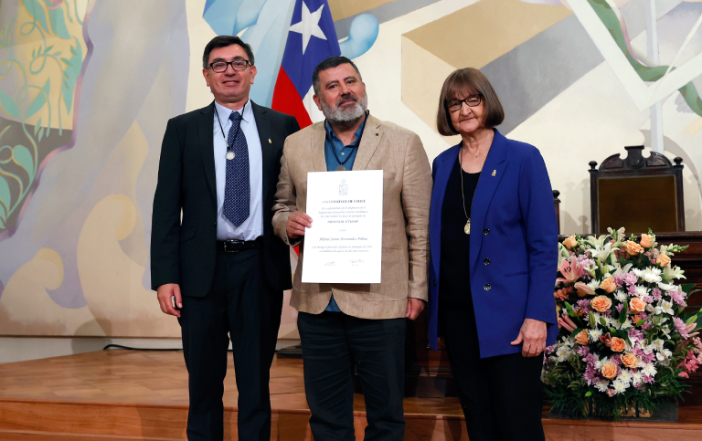 En la imagen, el decano de la FCFCN, Prof. Horacio Bown (izquierda), el Prof. Jaime Hernández y la Dra. Rosa Devés, rectora de la U. de Chile (derecha).