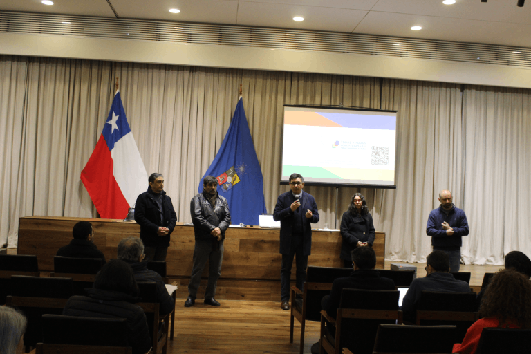 El instancia estuvieron presente (de izq. a der.) el académico y Director de la Escuela de Pregrado, Prof. Miguel Castillo; el académico y Vicedecano, Prof. Roberto Garfias; el Decano de la FCFCN, Prof. Horacio Bown; la académica y Directora de Extensión, Prof. Rosa Scherson y el académico y Director de Investigación, Prof. Juan Ovalle.