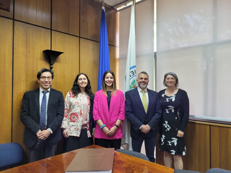 La comisión evaluadora (de izq. a der.): el profesor y director de la Escuela de Pregrada, Andrés Plaza; la profesora y directora de Extensión, Rosa Scherson; la ingeniera forestal Imara Malverde; el profesor y director de Investigación, Juan Pablo Fuentes y la académica Karen Peña-Rojas.