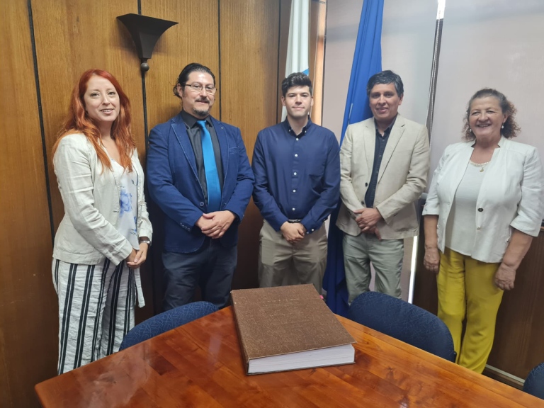 La comisión evaluadora estuvo compuesta (izq. a der.) por la académica Consuelo Fritz, el académico Eduardo Martínez, el nuevo ingeniero forestal Cristóbal Martínez, el académico y profesor guía, Ricardo Baettig y la académica Rosemarie Garay.