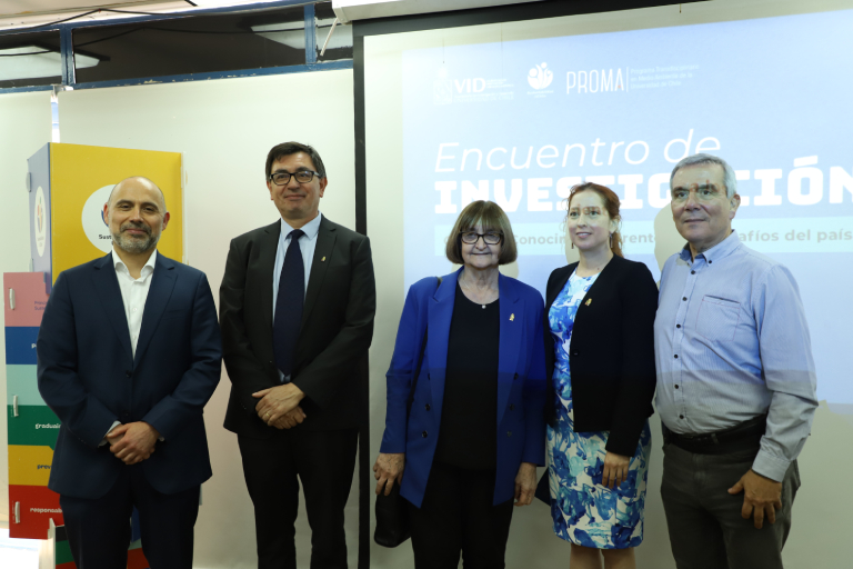 Las autoridades junto a las y los galardonados.