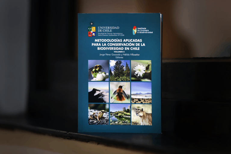 El libro "Metodologías Aplicadas para la Biodiversidad en Chile” que fue lanzado en la Casa Central de la U. de Chile.