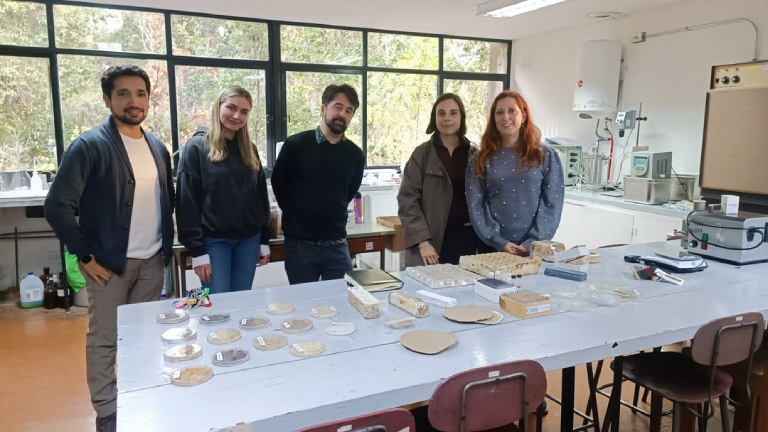 La visita se realizó en las dependencias del Departamento de Desarrollo en Productos Forestales de la FCFCN