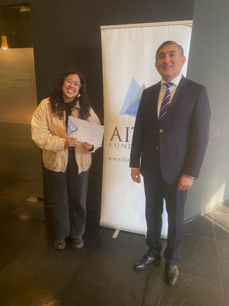 La estudiante de Ingeniería Forestal, Javiera Andrade durante la premiación.