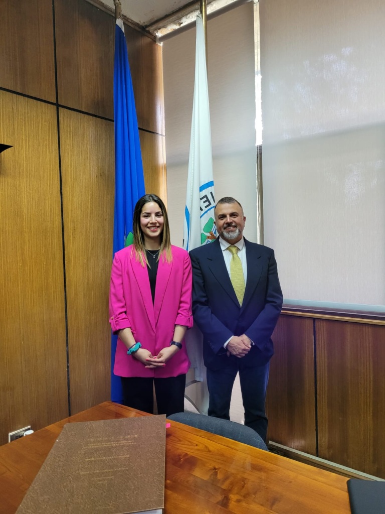 La nueva Ingeniera Forestal, Imara Malverde y el profesor guía de la investigación, Juan Pablo Fuentes.