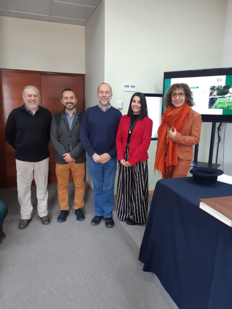 De izquierda a derecha: el profesor Benito González, el profesor y presidente de la SOCIFOR, Christian Salas-Eljatib; el profesor guía, Cristian Estades, la titulada Bianca Pereira y la profesora Amanda Huerta.