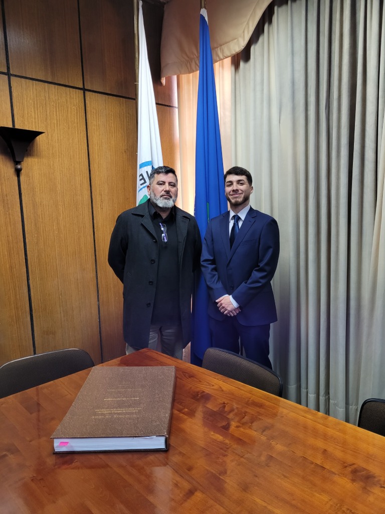 El profesor Jaime Hernández y el titulado de ingeniería forestal, Martín Lotina.