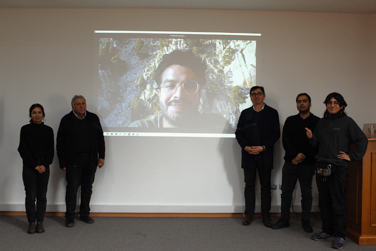 En el evento participaron (de izq. a der.) Esire Encina; el académico Gustavo Cruz, el investigador Matías Flores; el Decano de la FCFCN, Horacio Bown; y el investigador Johni Baeza, además del colaborador Nodora Loyola Moyano. 