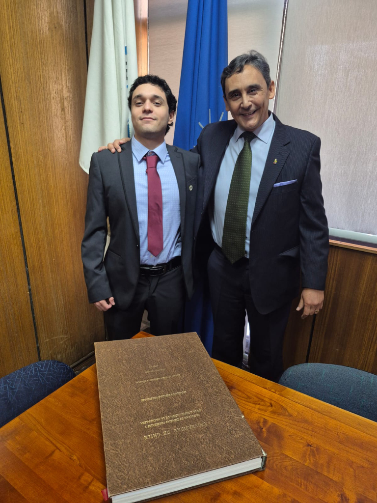 El nuevo ingeniero forestal, Marcus Berríos y el académico y Director de la Escuela de Pregrado, Miguel Castillo.