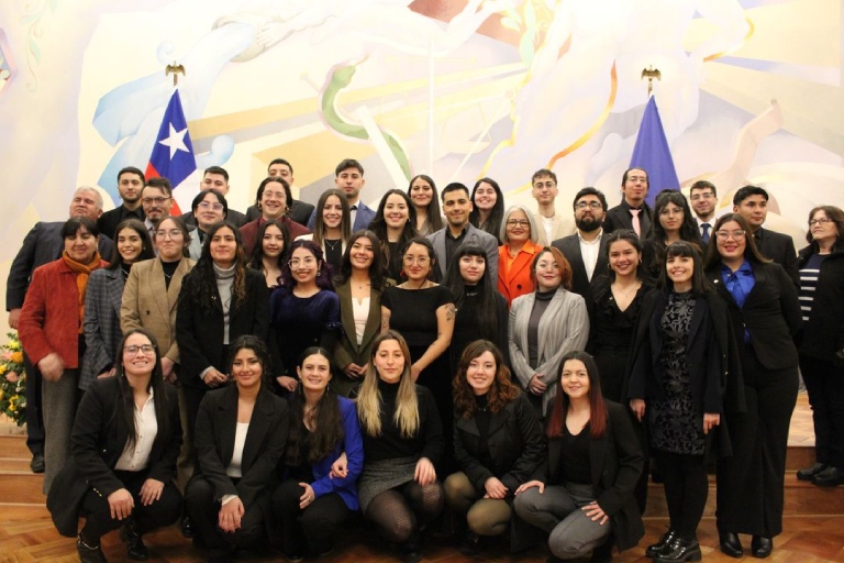 La foto de las y los titulados que asistieron a la ceremonia en el Salón de Honor de la Casa Central de la Universidad de Chile.