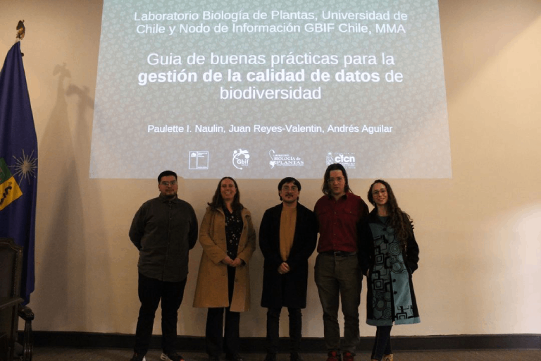 En la imagen (de izq. a der.) Marcelo Oyaneder, la académica Paulette Naulin, los investigadores Andrés Aguilar y Juan Reyes, y la diseñadora Paula Heredia.