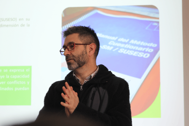 El psicólogo clínico, Marcelo Canales Ureta durante su exposición.