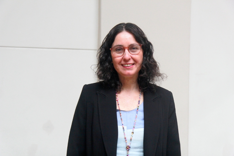La académica Rosa Scherson, directora de la Dirección de Extensión y Vinculación con el Medio de la Facultad de Ciencias Forestales y de la Conservación de la Naturaleza. 