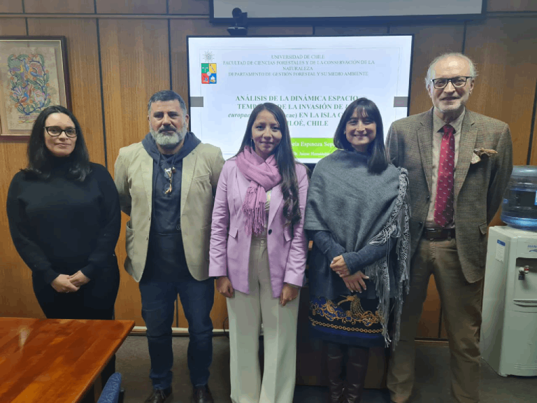 En la imagen (de izq. a der.) la académica Nélida Villaseñor; el académico y profesor guía, Jaime Hernández; la nueva ingeniera forestal, Danniela Espinoza; la académica Pilar Barría y el académico Juan Caldentey.