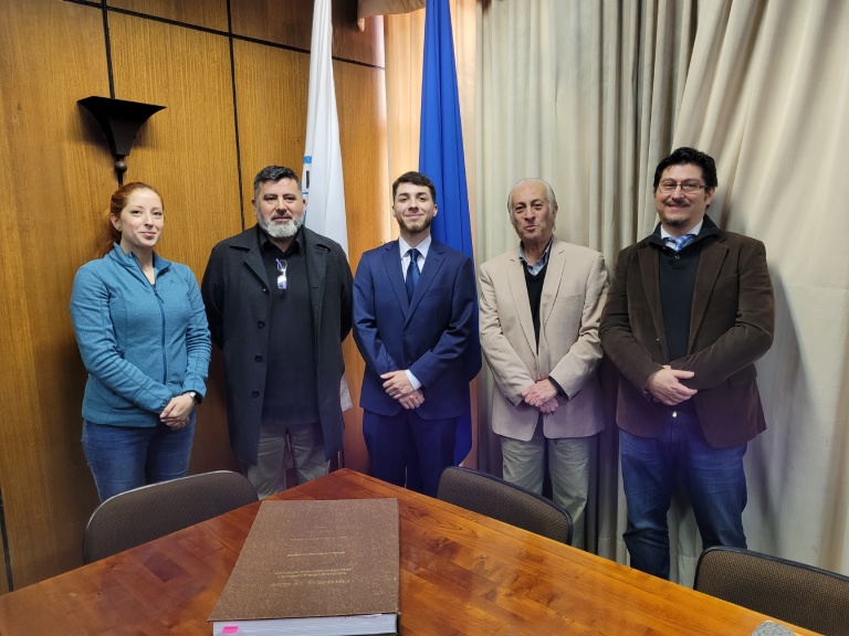 La comisión que evaluó la investigación (der a izq): la profesora Consuelo Fritz, el profesor guía Jaime Hernández, el estudiante Martín Lotina, el académico Patricio Corvalán y el profesor Eduardo Martínez.