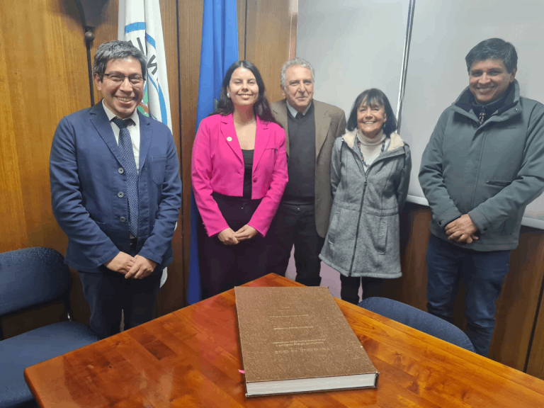 En la imagen (de izq. a der.) el académico Andrés Plaza; la nueva ingeniera forestal, Cecilia Briceño; el académico y profesor guía, Gustavo Cruz; la senadora universitaria y académica, Carmen Luz de la Maza y el académico ricardo Baettig.