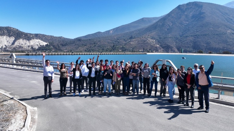 La imagen del decano Horacio Bown, la académica Anahí Ocampo y nuestros y nuestras estudiantes de la carrera de Ingeniería en Recursos Hídricos