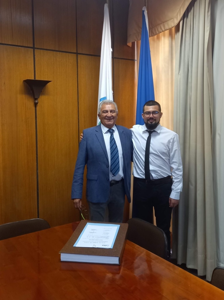 El profesor guía René Carmona y el nuevo Ingeniero Forestal, Ignacio Torres.