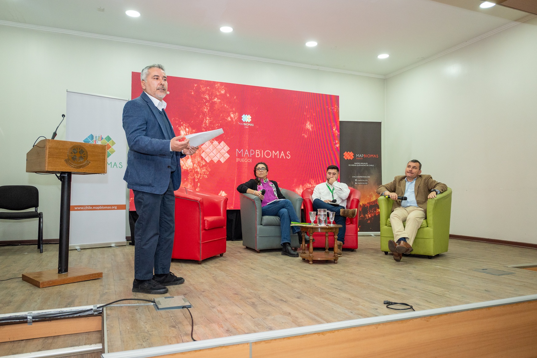 El decano de la Facultad de Ciencias Agropecuarias y Medioambiente (UFRO), Prof. Adison Altamirano durante el panel de expertos en el lanzamiento.
