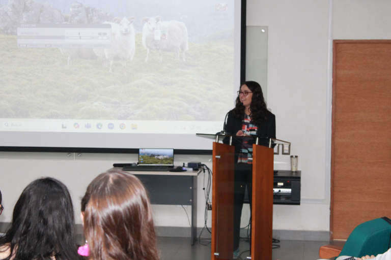 La directora de Extensión, Prof. Rosa Scherson, durante su presentación.