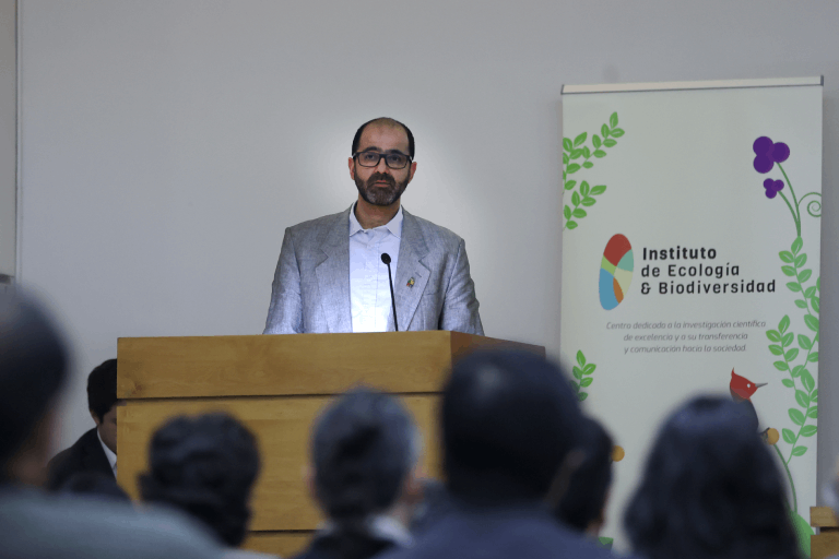 El académico de la Facultad de Ciencias Agronómicias, Jorge Pérez, durante su exposición.