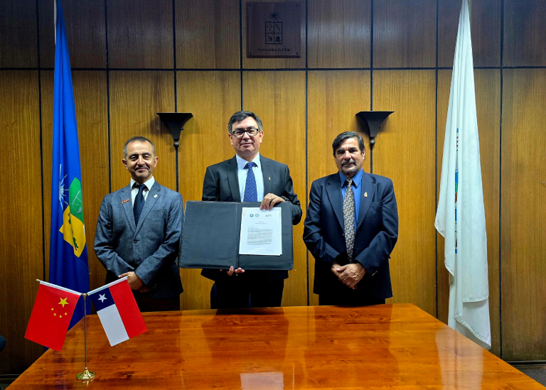 En la firma del convenio estuvo presente (de izquierda a derecha) el académico Christian Salas-Eljatib; el Decano de la FCFCN, Prof. Horacio Bown y el Vicedecano de la Facultad, Prof. Roberto Garfias.