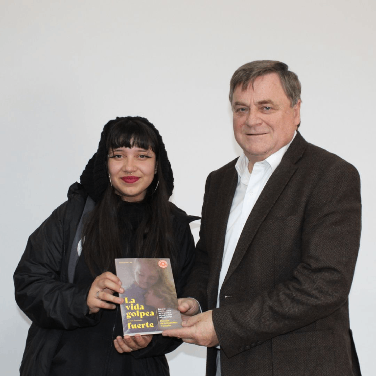 El Dr. Hernán de Solminihac junto a una estudiante quien se llevó el libro que motivó la charla.