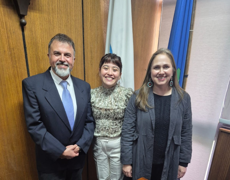 La nueva ingenieria forestal (al centro) junto a sus profesores guía.