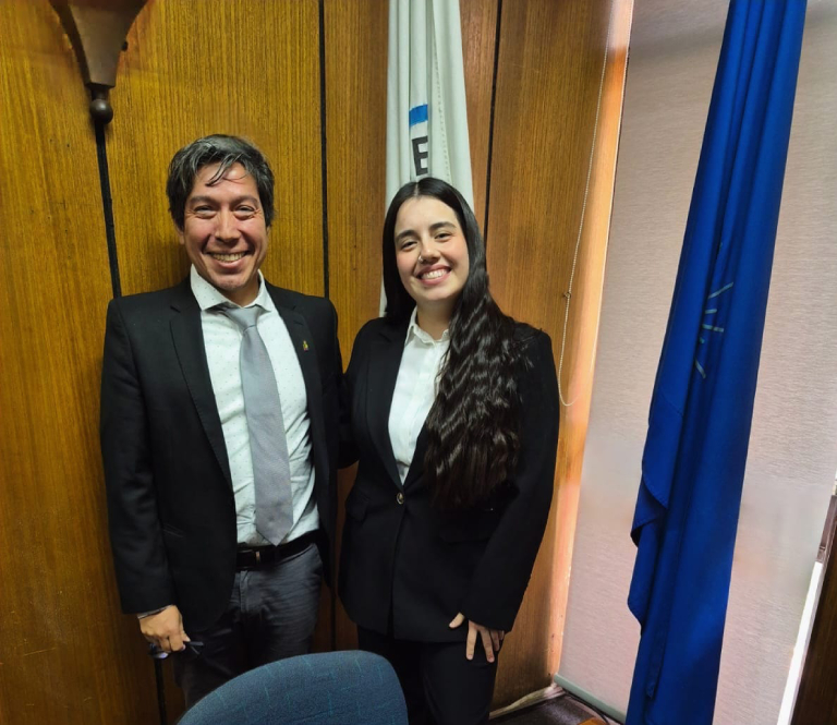 El académico y encargado del Laboratorio de Adaptación Climática y Gestión del Bosque y la nueva ingeniera forestal, Margaret Castillo.