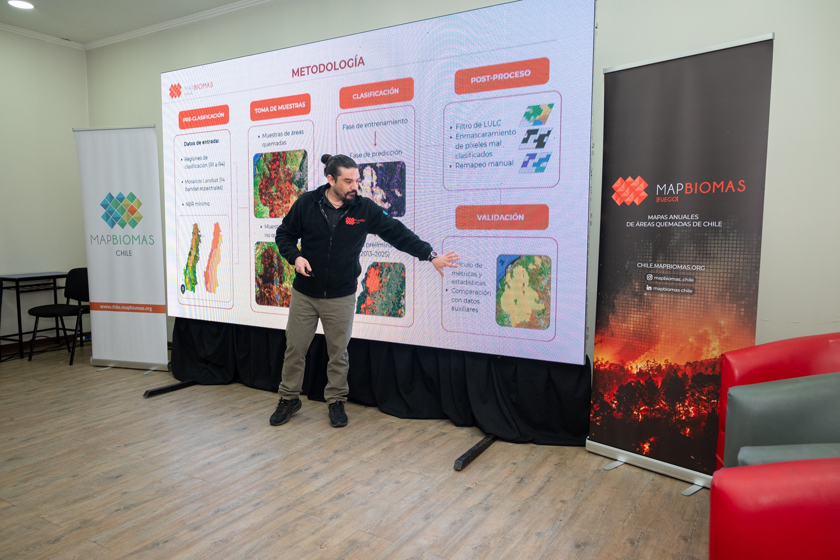 El académico de la UFRO y miembro del equipo de MapBiomas Chile Fuego, Prof. Alejandro Mirando durante su presentación.