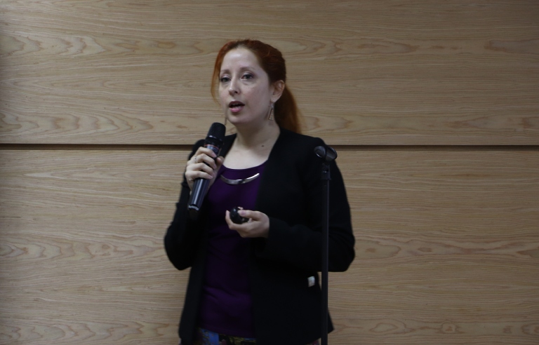 La académica Consuelo Fritiz durante su ponencia oral.