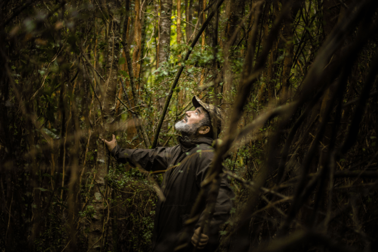 El académico Jaime Hernández, durante un terreno.