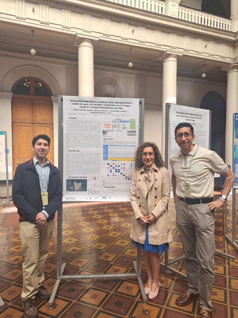 Profesora Amanda Huerta junto a parte de los coautores del panel, Sebastián Rodríguez a su derecha y, Francisco Vicencio a su izquierda en el Encuentro de Investigación: Energía, Agua y Sustentabilidad, VID, Casa Central.