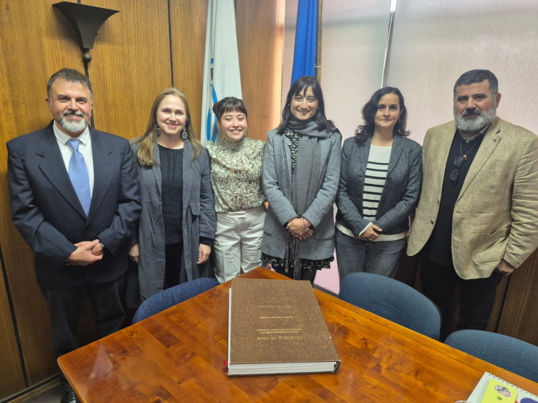 En la imagen (de izq. a der.): el académico y profesor guía, prof. Juan Pablo Fuentes; la Dir. de la Escuela de Postgrado y Postítulo, Prof. Claudia Cerda; la nueva Ingeniería Forestal, Vivian Marschhausen; la académica Pilar Barría; la académica Anahí Ocampo y el académico Jaime Hernández.