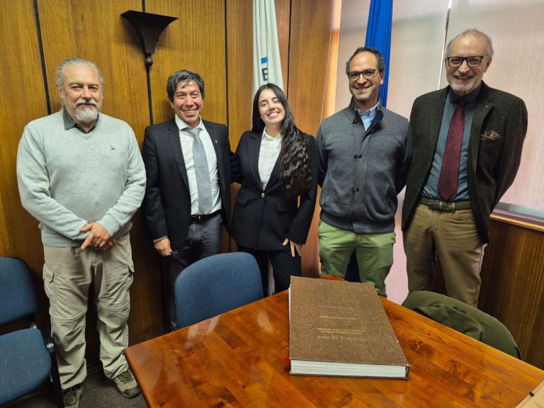 En la imagen el académico Benito González, el académico y profesor guía, Andrés Plaza; la nueva ingeniera forestal Margaret Castillo; el académico Nicolás García y el académico Juan Caldentey.