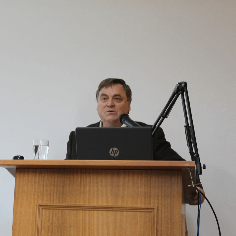 El académico Hernán de Solminihac durante su emotivo charla.