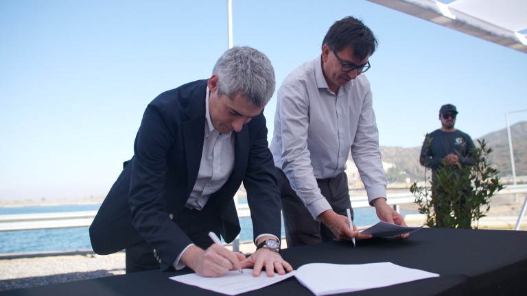 La firma del convenio por parte de las autoridades de Aguas Andinas y nuestra Facultad.
