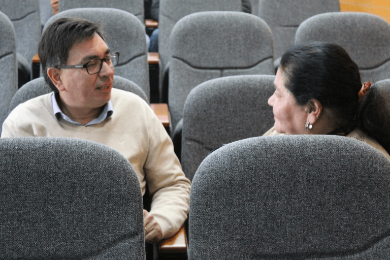 El decano de la FCFCN, Prof. Horacio Bown junto a la asistente social, Alejandra Pérez, participando durante una de las actividades que se desarrollaron en el taller.