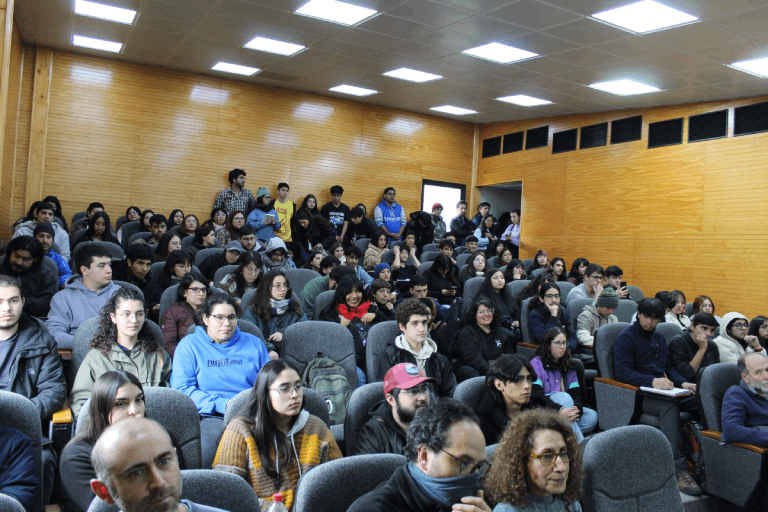 El evento contó con asistencia de estudiantes de 3°, 4° y 5° año de Ingeniería Forestal.